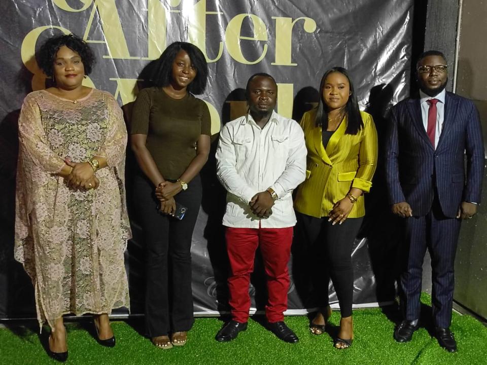 Sarah Kiamuangana Ntantu, patronne du restaurant Cuisine parfaite entourée trois entrepreneurs à sa gauche