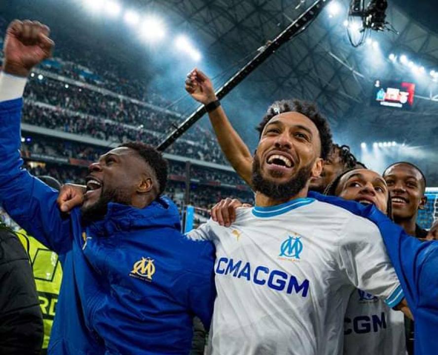 Chancel Mbemba et ses coéquipiers de l'OM en pleine célébration.