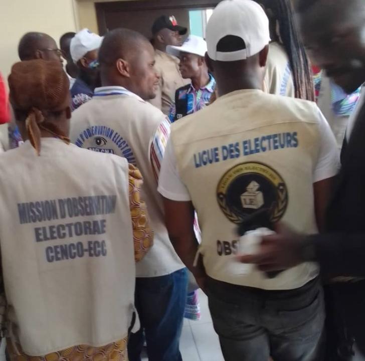 Des observateurs électoraux de la LE quittant la salle de l'APK