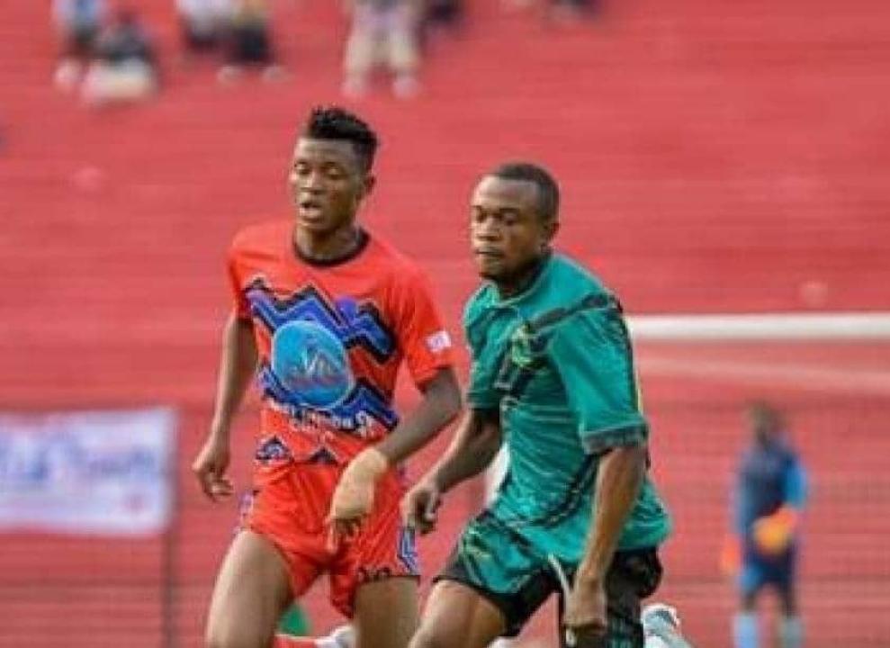 L'attaquant de VClub, Élie Panzu en duel avec un joueur de l'AS Dauphin noir, au Stade Père Raphaël de la Kethule. [Photo d'illustration]