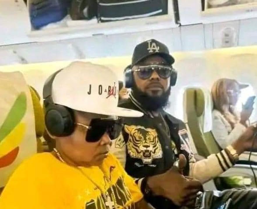 Marc à House et Ilunga à bord d'un avion. [Photo d'illustration]