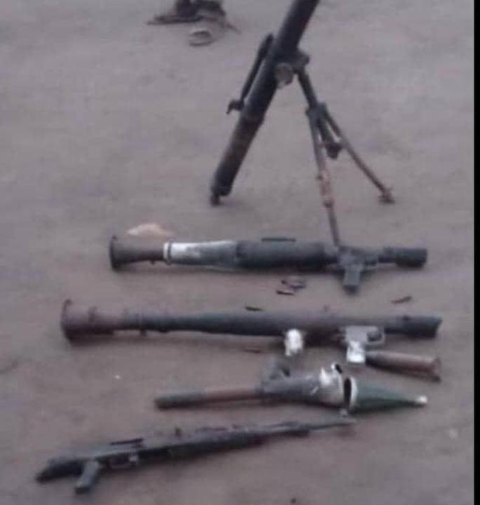 Des armes de guerre appartenant aux terroristes MTM/ISCAP découvertes par les soldats de la coalition FARDC-UPDF dans la vallée de Mwalika