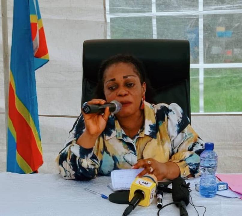 La ministre déléguée des personnes vivant avec handicap, Me Irène Esambo devant les PVH-APV de Mont Amba