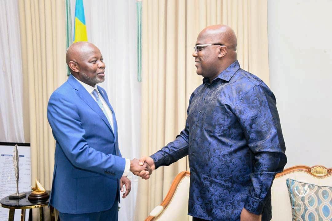 Vital Kamerhe embrasse Félix Tshisekedi après sa victoire aux primaires de l'Union Sacrée de la Nation au poste de président de l'Assemblée nationale.