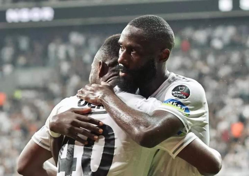 Jackson Muleka et Arthur Masuaku en pleine célébration d'un but.