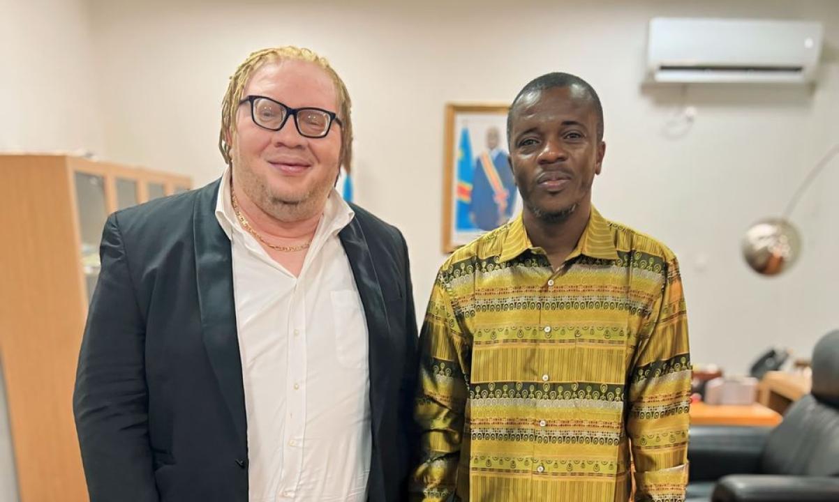 De gauche à droite, le DG de KMC, Yan Mambo, et le Ministre de la Jeunesse, Yves Bunkulu