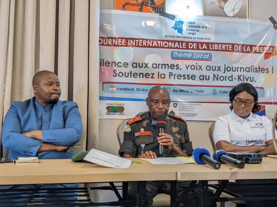 De gauche à droite: Tuver Wundi (point focal de JED au Nord-Kivu), le général-major Cirimwami Nkuba Peter (gouverneur militaire du Nord-Kivu) et Madame Rosalie Zawadi (Présidente de l'UNPC Nord-Kivu)