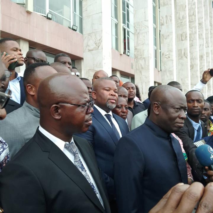 De gauche à droite, en avant-plan, le professeur Jean Claude Tshilumbayi et le secrétaire général Augustin Kabuya