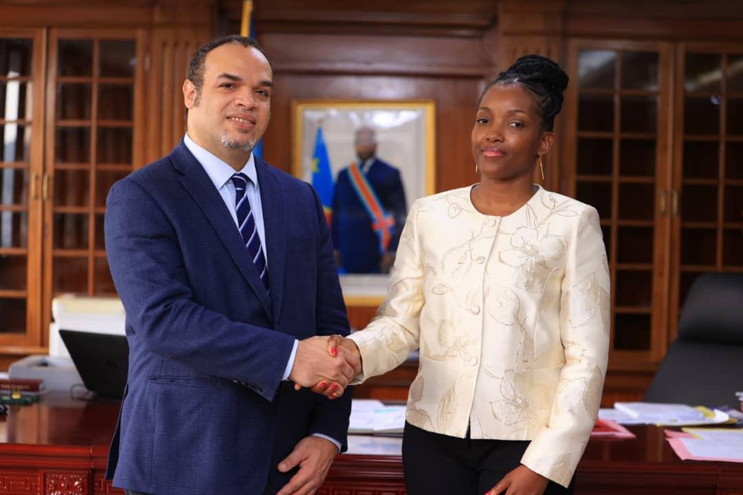 De gauche à Droite, Fabrice Lusinde, DG de la SNEL et le DG de l'ARE, Dr Sandrine Mubenga.