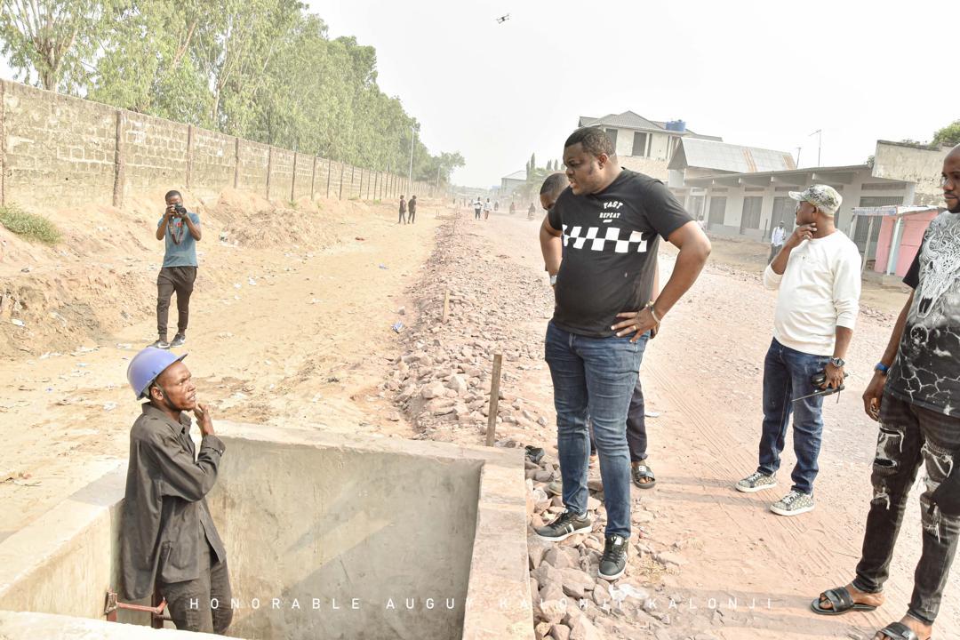 Le député nationial Auguy Kalonji en pleine inspection des travaux sur la route B.A.T
