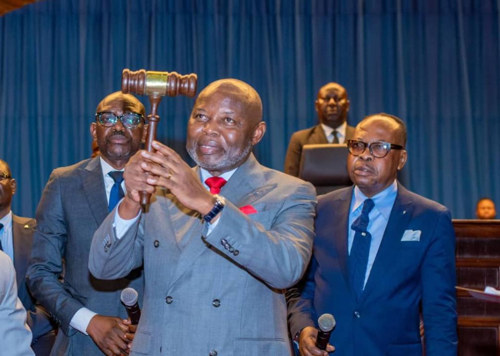 Vital Kamerhe brandit le marteau après son élection à la tête du bureau de l'assemblée nationale.