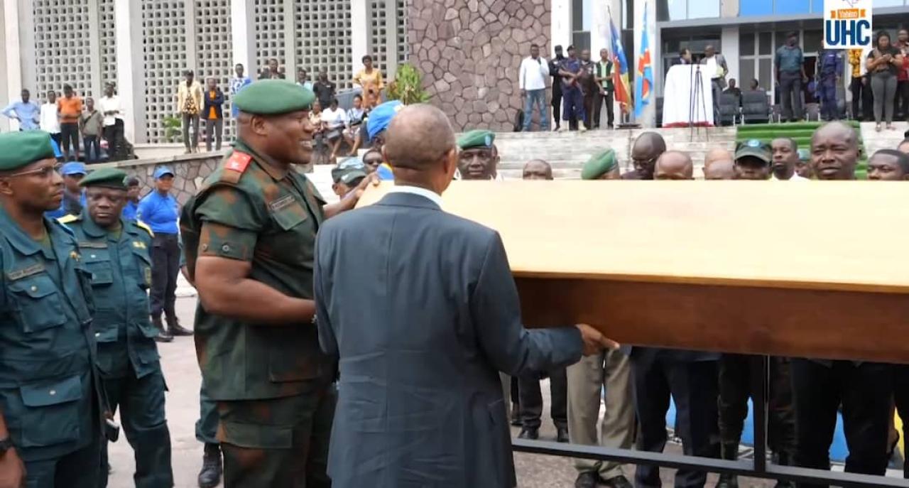 Le général Jean-Pierre Kasongo Kabwik remet le premier lot de 500 bancs larges au recteur de l'Université de Kinshasa.