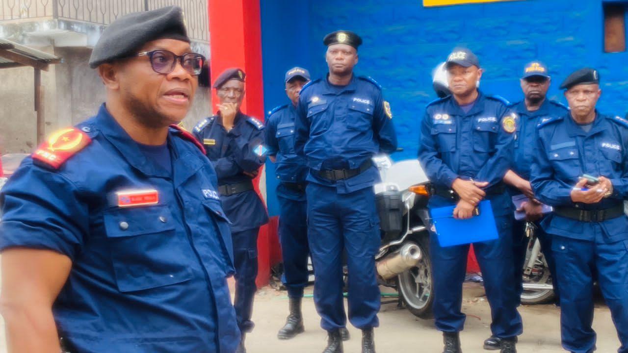 Le commissaire provincial de la police nationale congolaise ville de Kinshasa, Blaise Kilimbalimba échange avec les nouveaux commandant d'unités.