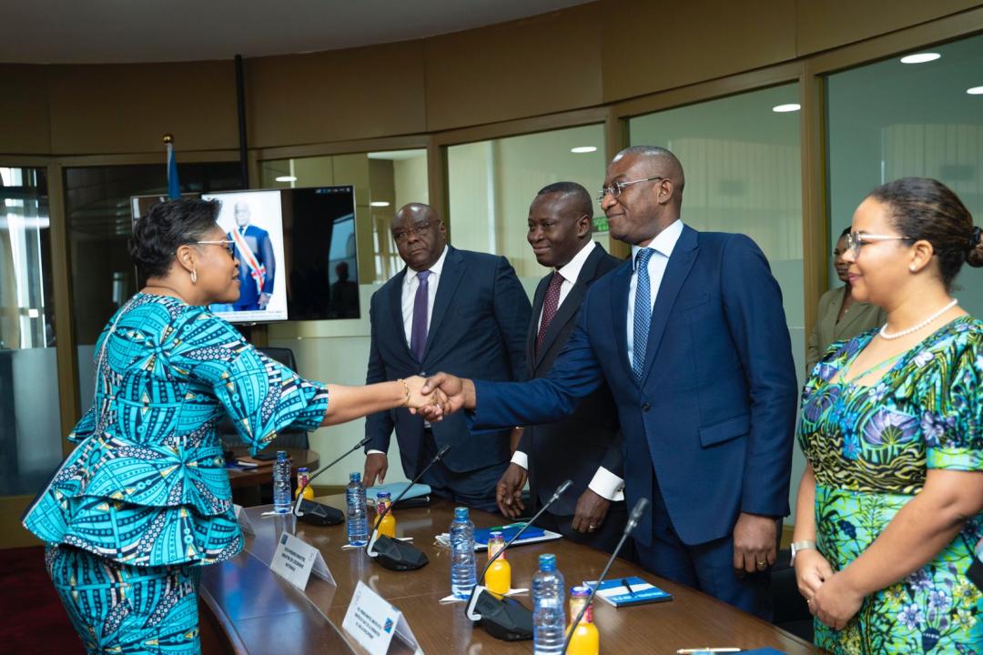 Judith Suminwa saluant quelques membres de son Gouvernement.