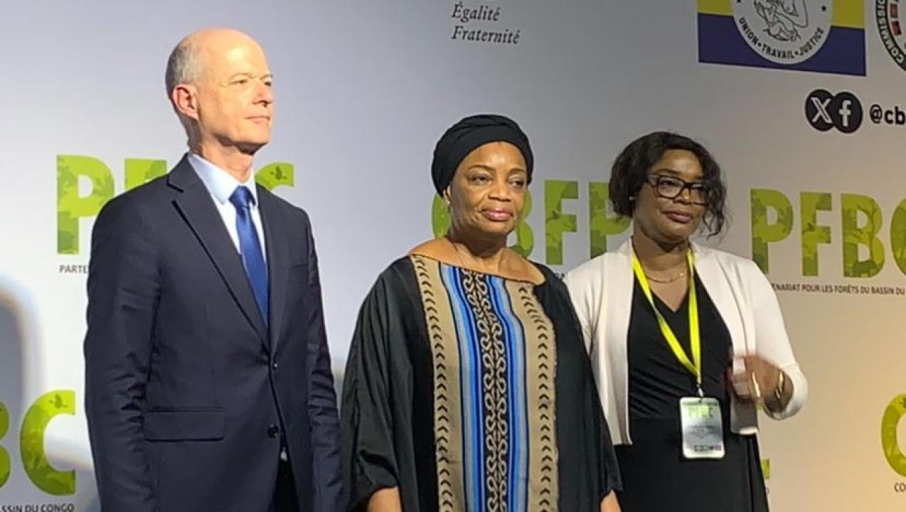 Le ministre d'État, ministre de l'environnement Ève Bazaiba Masudi, entourée de  Christophe Guilhou, Directeur des affaires globales du Ministère  français de l’Europe et des Affaires étrangères, et d'Aurélie Flore Koumba Pambo, ambassadrice du Gabon chargée du climat, de l’environnement et du développement durable