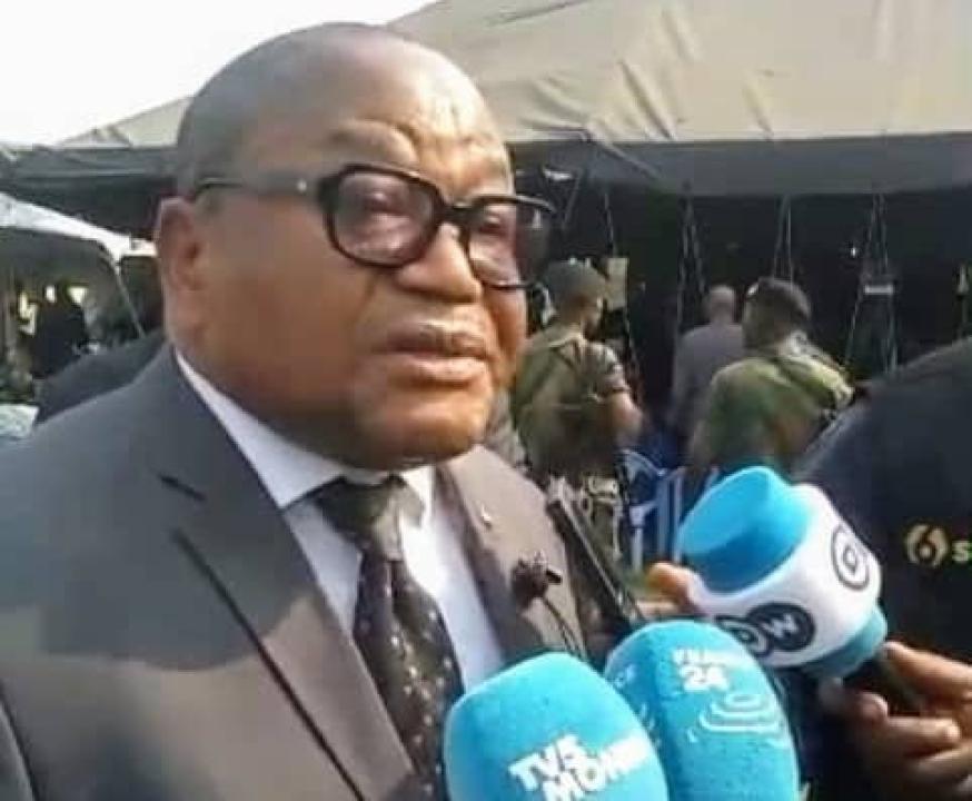 Le président de la CNDH, Paul Nsapu, accorde une interview aux journalistes lors de l'ouverture du procès des auteurs présumés du Coup d'État raté à Kinshasa