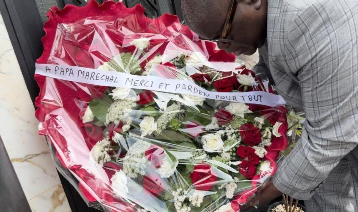 Jean Claude Vuemba devant la tombe de Mobutu