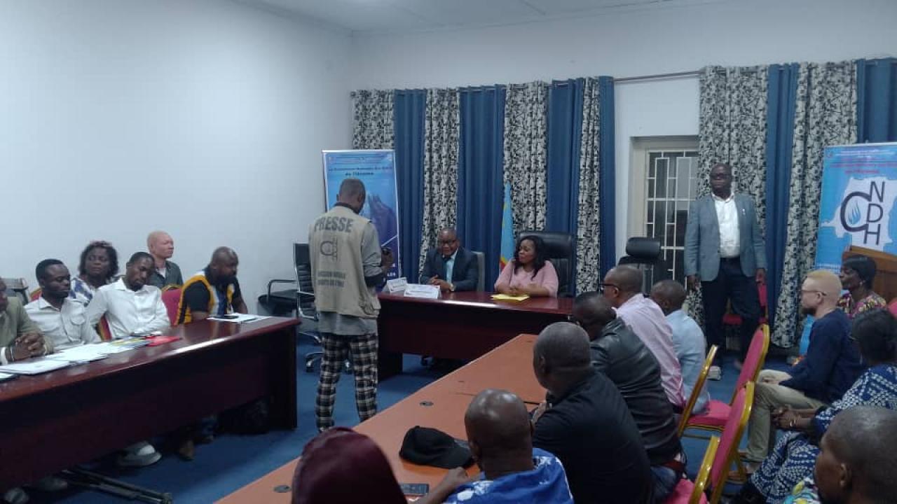 La ministre déléguée des PVH-APV Irène Essambo échangeant avec quelques PVH membres du MRPVH.