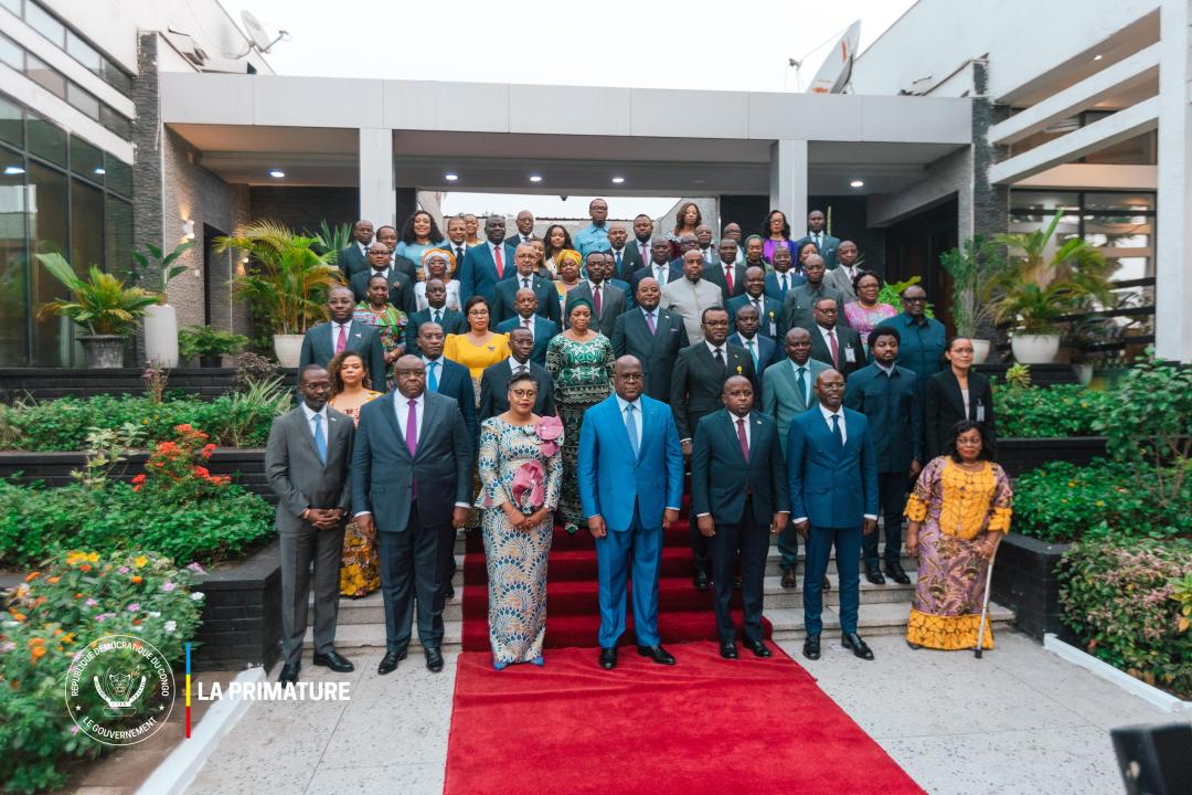 Le Président de la République, Félix Antoine Tshisekedi Tshilombo, avec la Première ministre, Judith Suminwa Tuluka, et tous les membres du Gouvernement.
