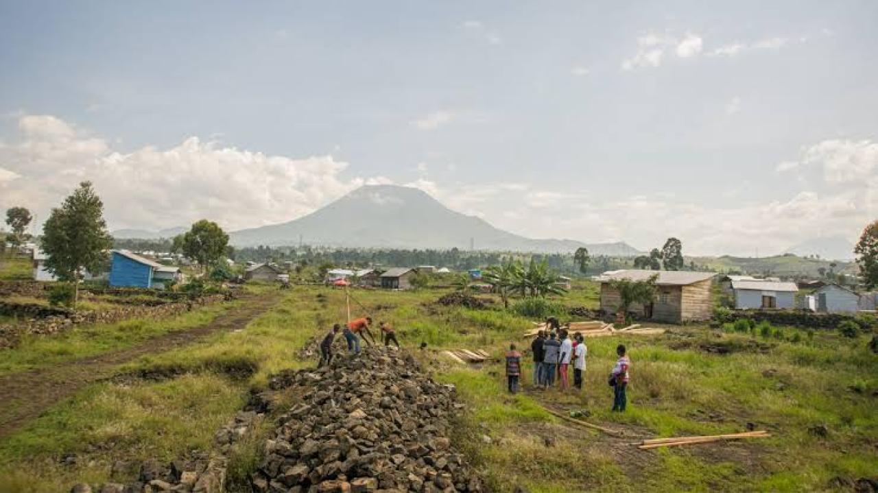 Vue de loin du village Turunga au pied du Volcan Nyiragongo [photo d'illustration]