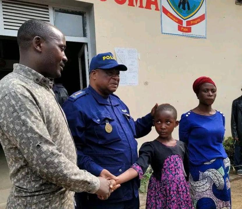 Le maire de la ville de Goma remet une fillette de 8 ans à sa famille après près de deux semaines de kidnapping. La femme sur la photo est la kidnappeuse