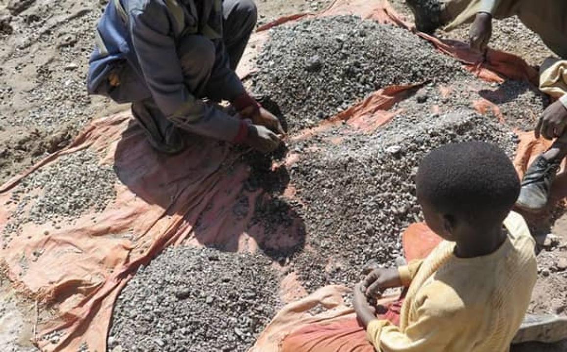 Deux enfants utilisés dans un site minier.