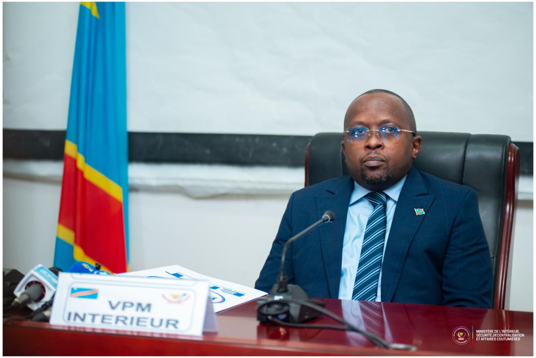 Le VPM Jacqemain Shabani lors de la réunion avec les gouverneurs et Vice-gouverneurs élus et investis