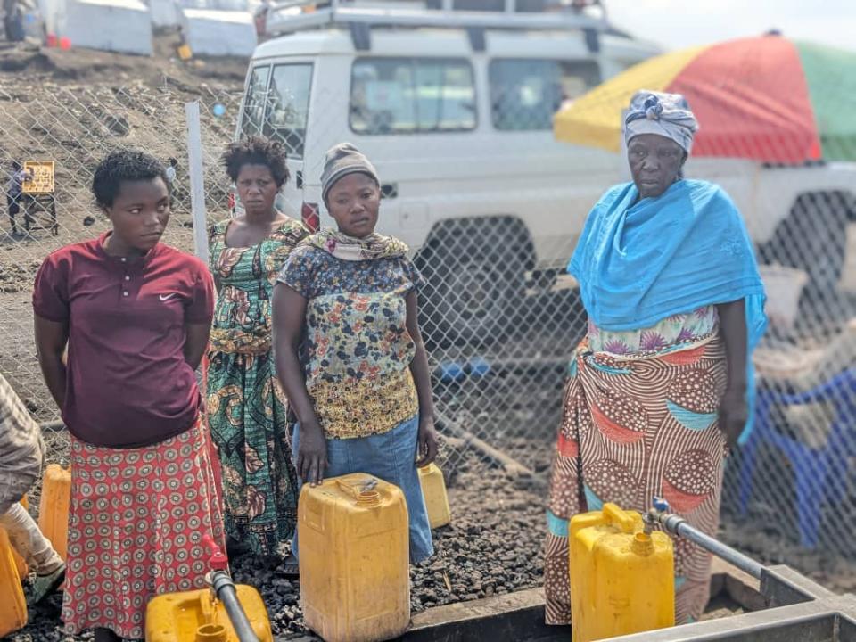 Certaines femmes déplacées viennent s'approvisionner en eau potable à l'une des bornes-fontaines installées par Mercy Corps. [Photo d'illustration]