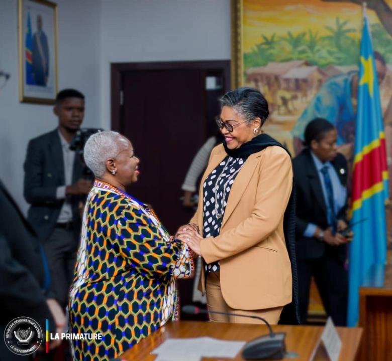 Poignée de main entre la Première Ministre Judith Suminwa Tuluka et la Cheffe de MONUSCO.