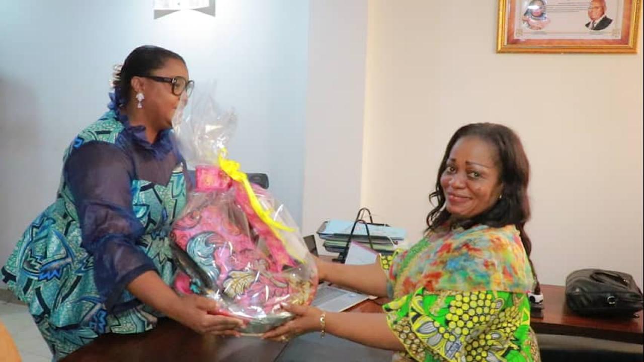 La ministre déléguée Irène Esambo et la chargée des actions sociales et publiques de la Rawbank Rita Masengo.