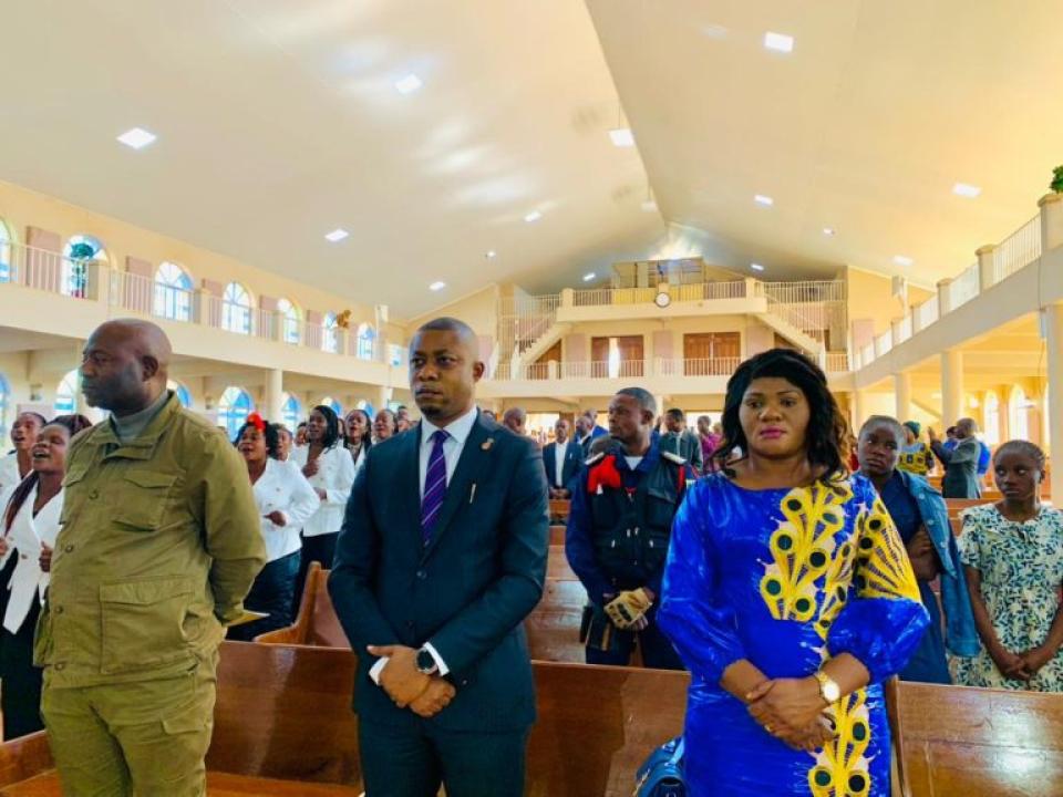 Jethro Muyombi (au milieu) lors du culte d'action de grâce en son honneur à l'église Méthodiste-Unie.