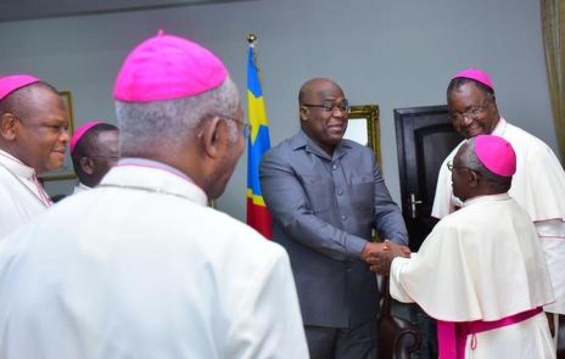 Le Chef de l'État Félix Antoine Tshisekedi Tshilombo saluant la délégation des évêques membres de la CENCO.