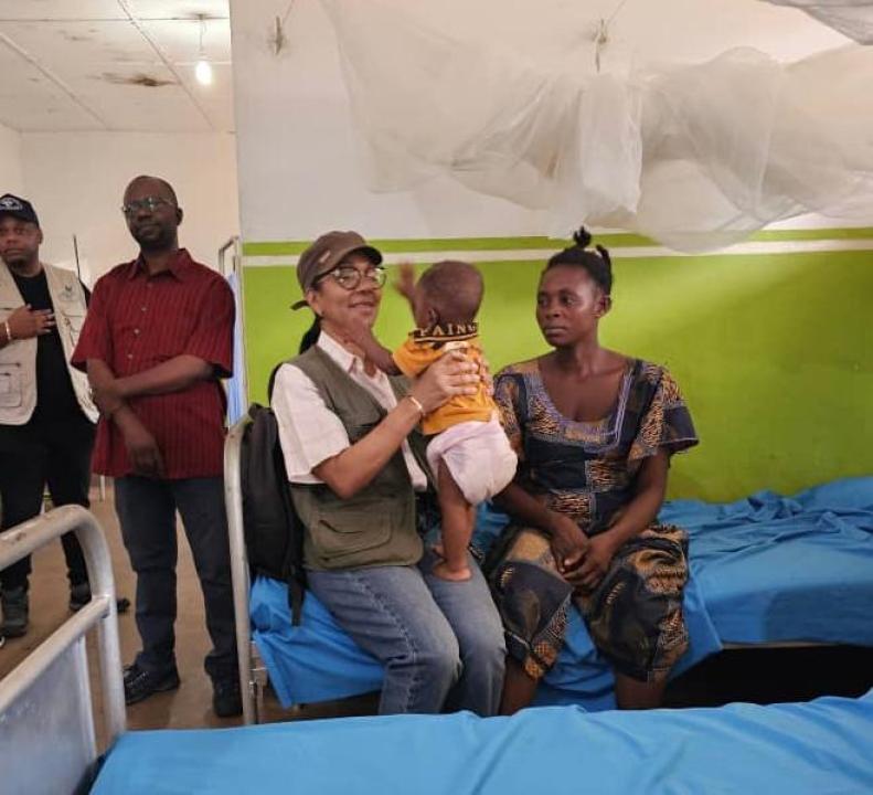 Le DG de PHC, Monique Gieskes, visite l'une des membres des familles des agents de PHC à l'hôpital.