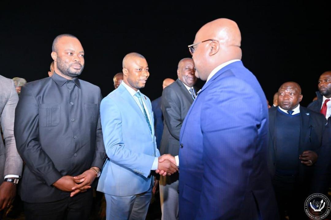 Le député national Jéthro Muyombi accueillant le chef de l’État au tarmac de l’aéroport de la Loano à Lubumbashi.