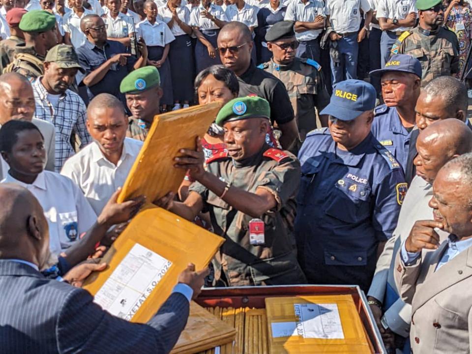 Le gouverneur militaire, Peter chirimwami après avoir ouvert le male contenant les cahiers d'ITEMS pour les élèves [photo d'illustration]