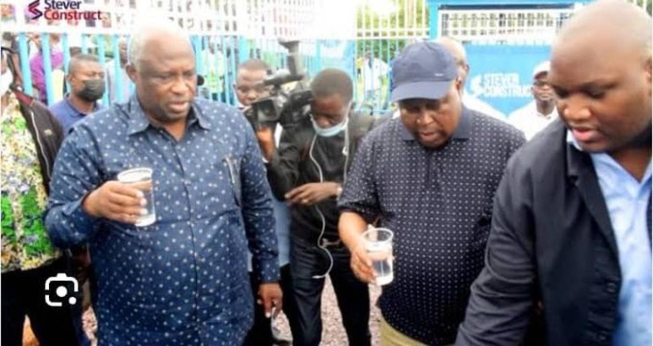 Mike Kasenga et l'ex ministre d'État ministre d'État au développement rural François Rubota lors de l'inauguration d'une station d'eau [ photo d'illustration]