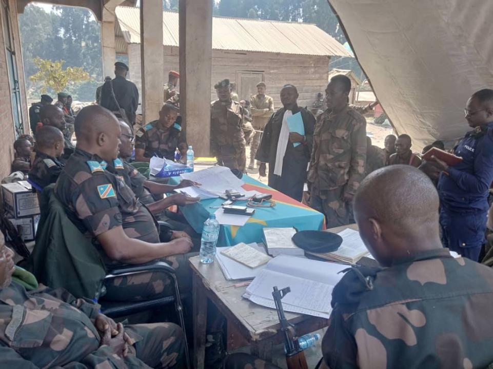 Audiences foraines contre 31 militaires FARDC ayant fui les lignes de front et pillé les biens des civils dans le territoire de Lubero