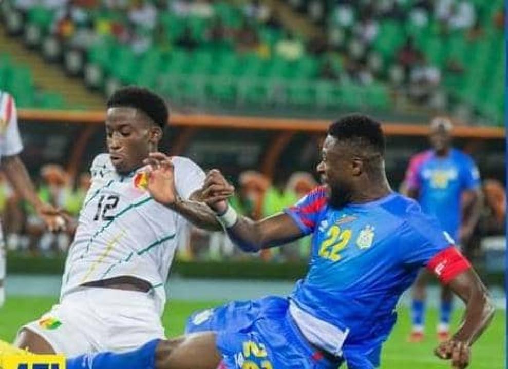 Chancel Mbemba en duel avec un joueur guinéen lors de la CAN Côte d'Ivoire 2023. [Photo d'illustration]