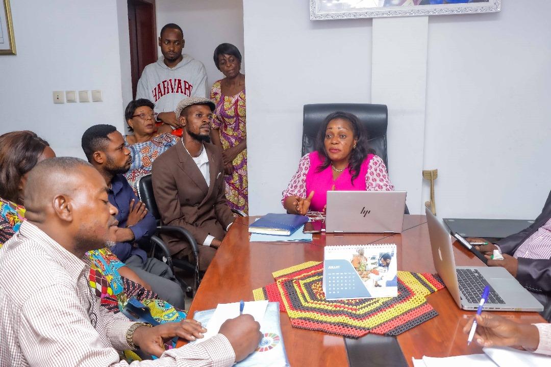 La ministre déléguée Irène Esambo en train d'échanger avec les membres du MP-PVH/RDC