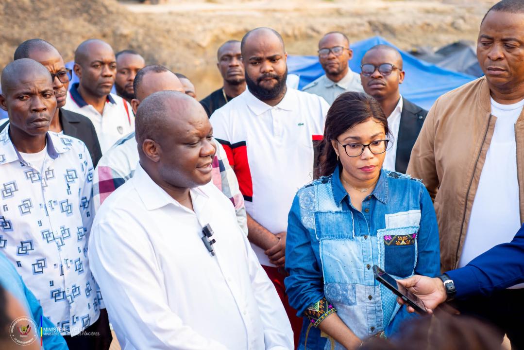 Crispin Mbadu et Acacia Bandubola au terme de l'inspection des chantiers de construction le long du fleuve Congo à Kinshasa.