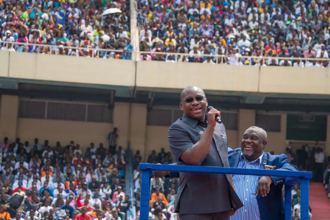 Le ministre de l’aménagement du territoire, Guy Loando, devant les fidèles de l’église Liloba ya Nzambe