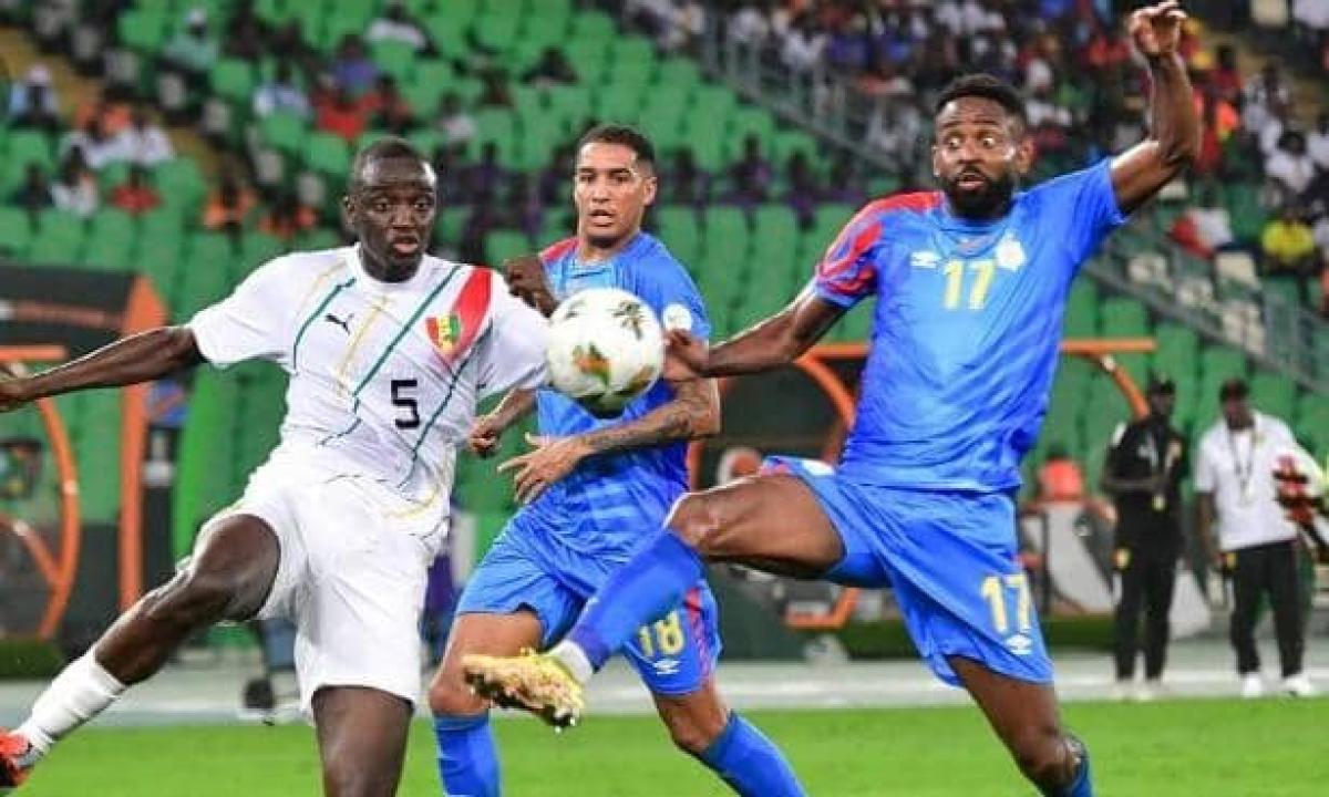 Deux Léopards en duel avec un guinéen lors de la CAN Côte d'Ivoire 2023. [Photo d'illustration]