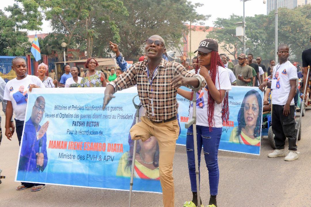 Les membres de l'Asbl MR-PVH/RDC et autres personnes handicapées, en pleine rue pour manifester leur soutien au chef de l'État Félix Antoine Tshisekedi et à la ministre déléguée Irène Esambo
