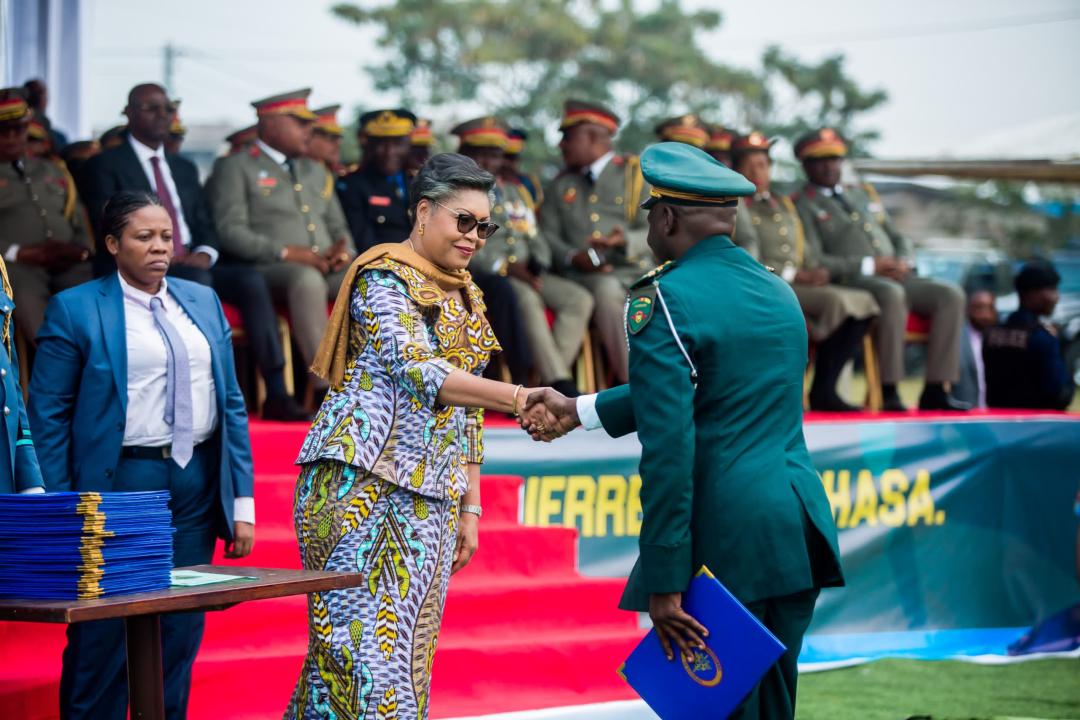 La Première ministre Judith Suminwa Tuluka remettant les brevets aux lauréats de la 4ème promotion de l'Ecole de Guerre de Kinshasa