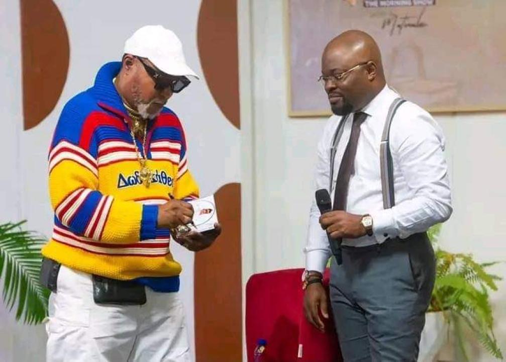 Le chanteur congolais Koffi Olomide et le chroniqueur Jessy Kabasele lors de l'émission Le Panier The Morning Show