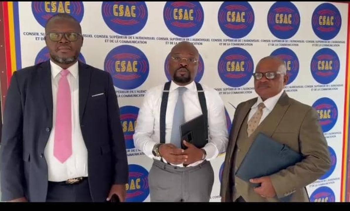 Le journaliste Jessy Kabasele ( au milieu) après avoir passé son audition au CSAC.