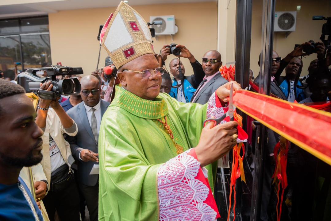Le Cardinal Fridolin Ambongo Besungu coupant le ruban symbolique