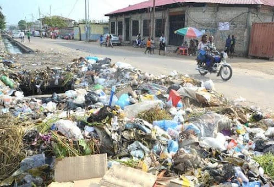 Des immondices débordent la poubelle publique jusqu’à la chaussée dans la commune de Lingwala.