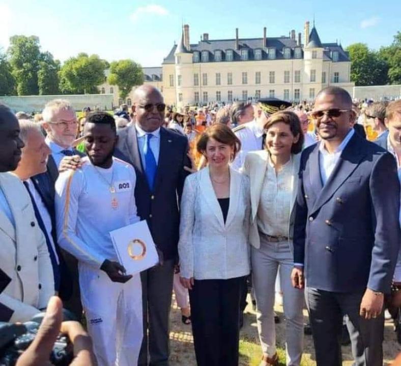Le judoka Arnold Kisoka entouré de plusieurs personnalités dont le ministre Didier Budimbu et l'ambassadeur Émile Ngoy Kasongo.