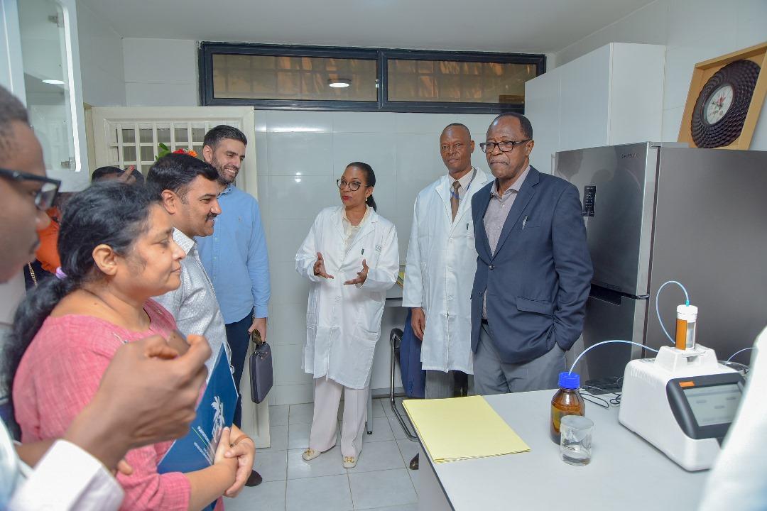 Monique Gieskes, DG de PHC, visite le nouveau laboratoire de contrôle qualité implanté en son siège situé à Kinshasa, Gombe.